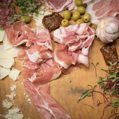 Deska włoskich wędlin i przekąsek w Restauracji Nowy Świat Bielsko-Biała