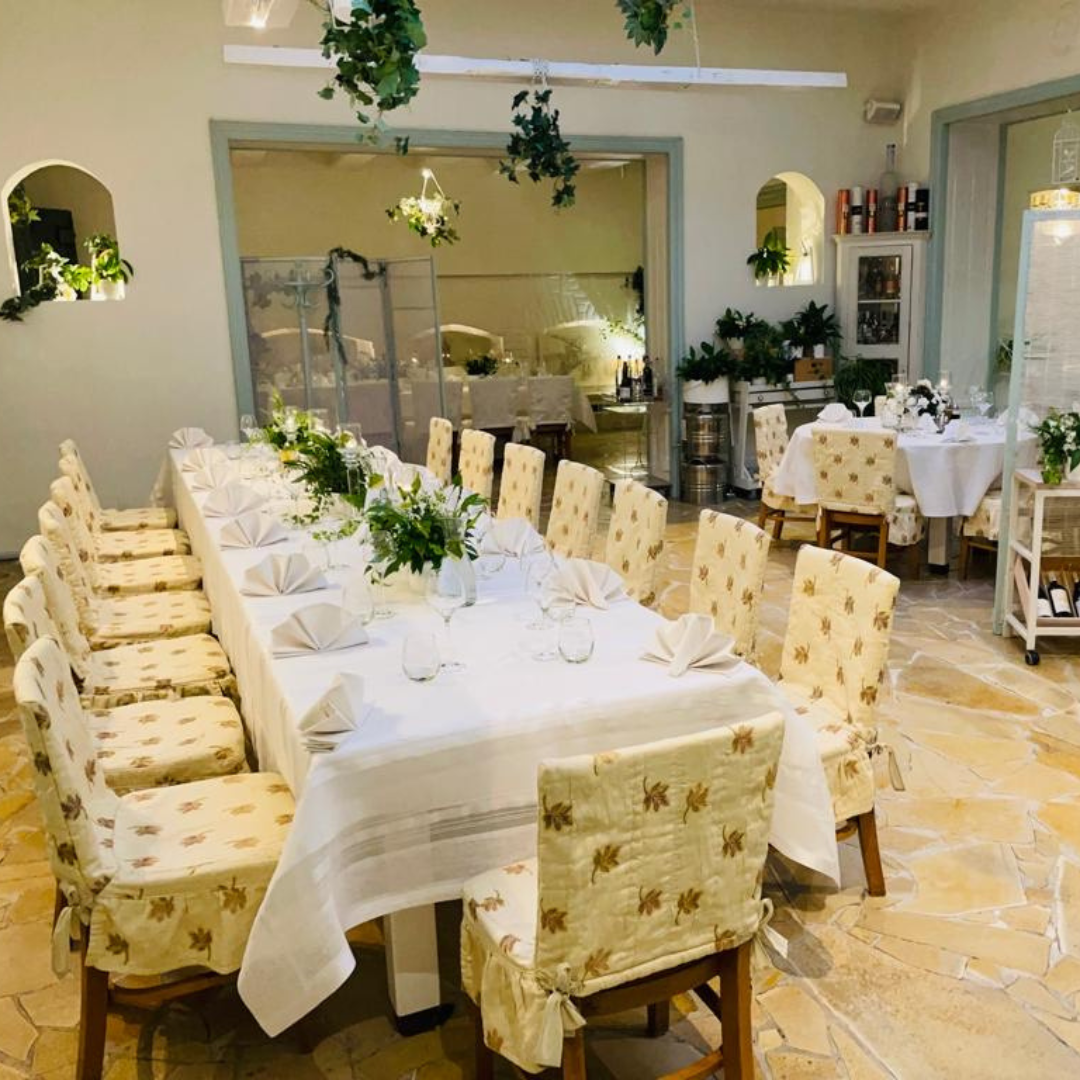 Oferta weselna - sala w Restauracji Nowy Świat Elegancka sala przygotowana na przyjęcie w Restauracji Nowy Świat