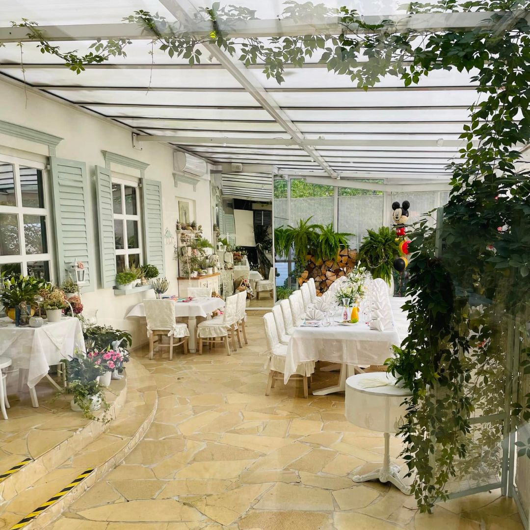 Klimatyczna oranżeria na przyjęcia Elegancka sala bankietowa z przeszklonym sufitem i zielenią