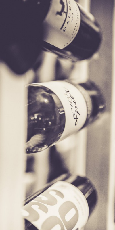 Butelka czerwonego wina w piwniczce Restauracji Nowy Świat