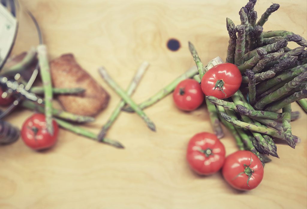 Pęczki szparagów i pomidory - Restauracja Nowy Świat