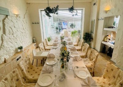 Sala Kamienna z eleganckim nakryciem