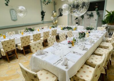 Elegancka Sala Świetlikowa z dekoracjami i naturalnym światłem