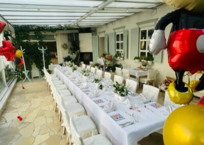 Uroczyste nakrycie stołów w Sali Białej z elegancką dekoracją