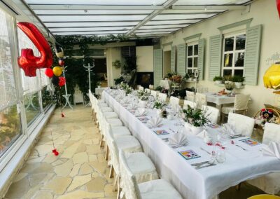 Sala Biała przygotowana na rodzinne przyjęcie w ogrodzie zimowym