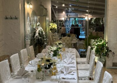 Nastrojowa Sala Kamienna z widocznym murem i kwiatową dekoracją