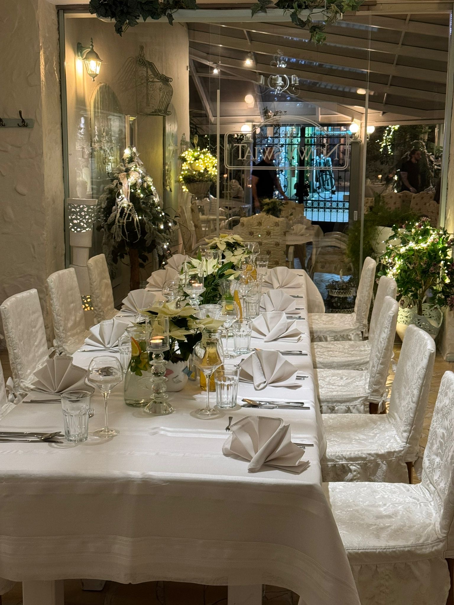 Sala Bielska w wieczornej aranżacji z kwiatami i nastrojowym oświetleniem