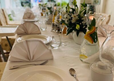 Detal nakrycia stołu w Sali Kamiennej z elegancką dekoracją