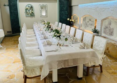 Sala Bielska przygotowana na rodzinne spotkanie w eleganckim stylu