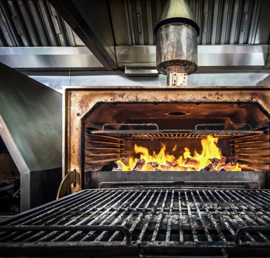 Rozgrzany piec Kopa Grill z płonącym ogniem